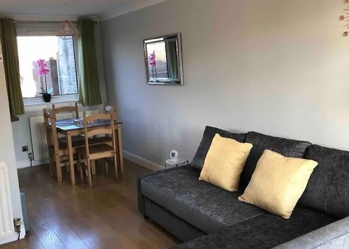 Cosy Home With Free Parking Near Edinburgh St Andrews M90 & Amazon