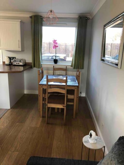 Cosy Home With Free Parking Near Edinburgh St Andrews M90 & Amazon *