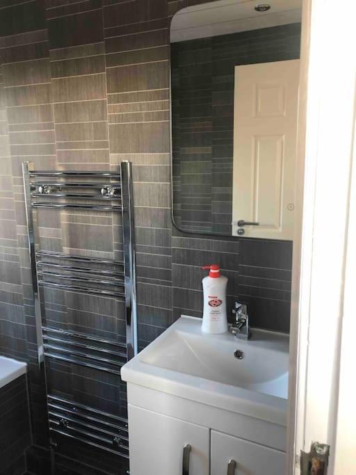Holiday home Cosy Home With Free Parking Near Edinburgh St Andrews M90 & Amazon