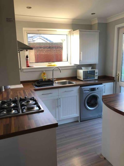 Cosy Home With Free Parking Near Edinburgh St Andrews M90 & Amazon Holiday home *