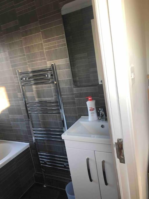 Cosy Home With Free Parking Near Edinburgh St Andrews M90 & Amazon