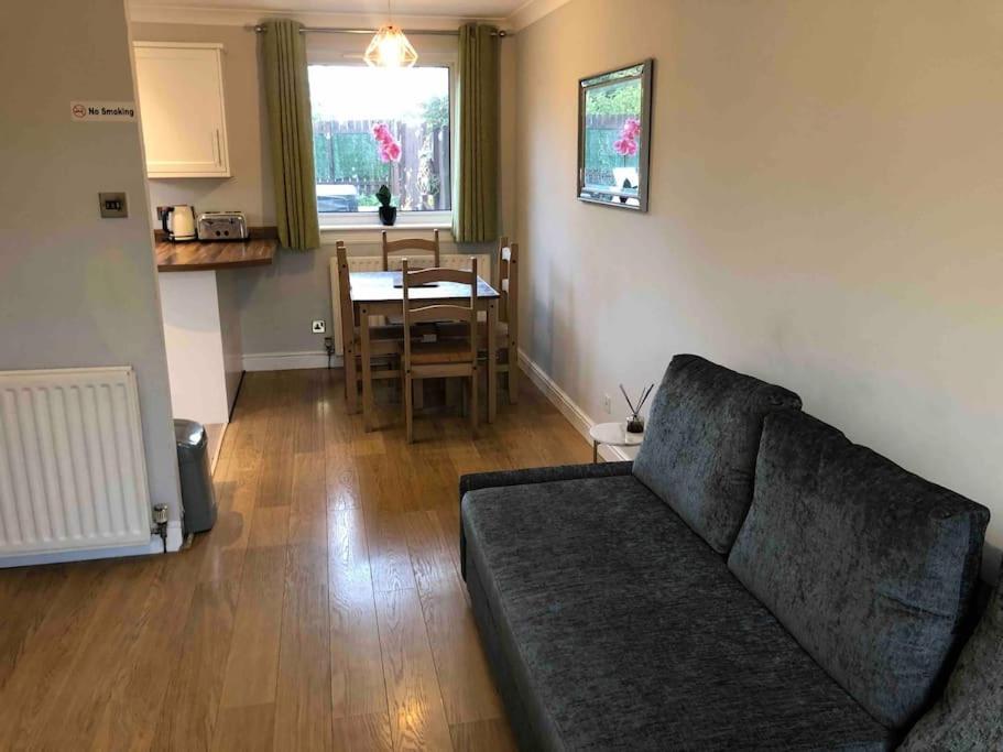 Cosy Home With Free Parking Near Edinburgh St Andrews M90 & Amazon Holiday home Dunfermline