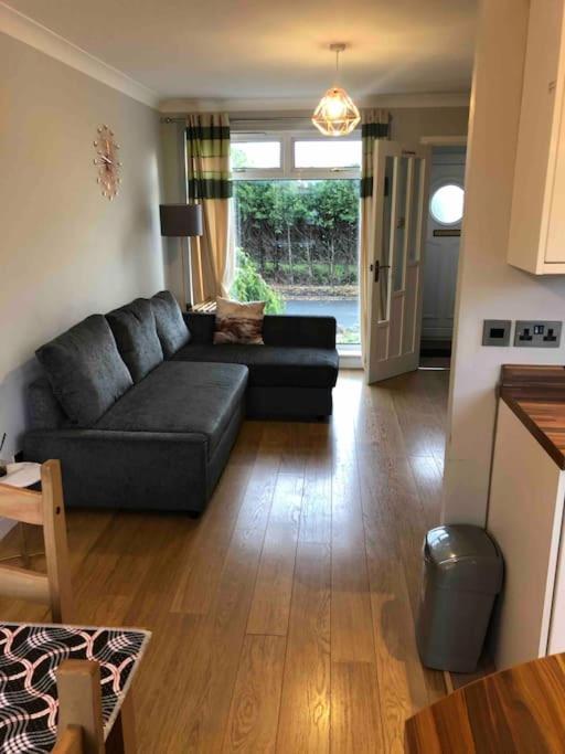 Cosy Home With Free Parking Near Edinburgh St Andrews M90 & Amazon Holiday home