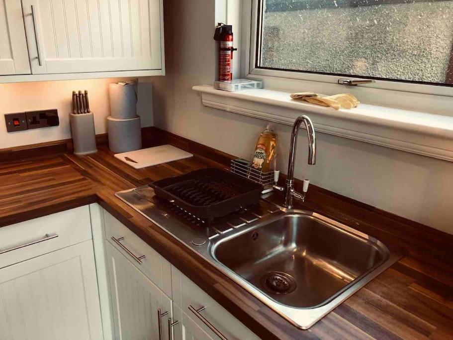 Holiday home Cosy Home With Free Parking Near Edinburgh St Andrews M90 & Amazon *