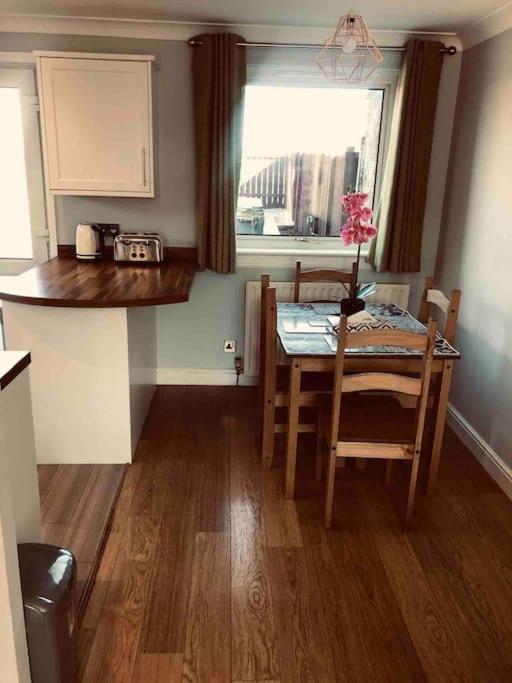 Cosy Home With Free Parking Near Edinburgh St Andrews M90 & Amazon Dunfermline