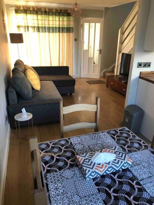 Holiday home Cosy Home With Free Parking Near Edinburgh St Andrews M90 & Amazon