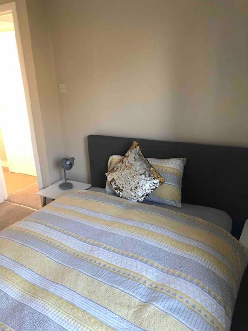 Cosy Home With Free Parking Near Edinburgh St Andrews M90 & Amazon Holiday home *