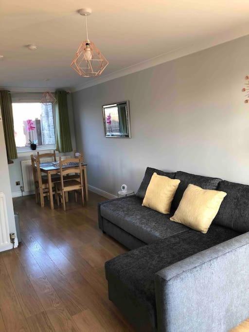 Cosy Home With Free Parking Near Edinburgh St Andrews M90 & Amazon *