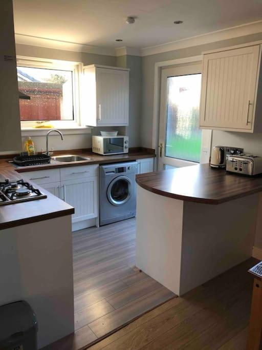 Cosy Home With Free Parking Near Edinburgh St Andrews M90 & Amazon
