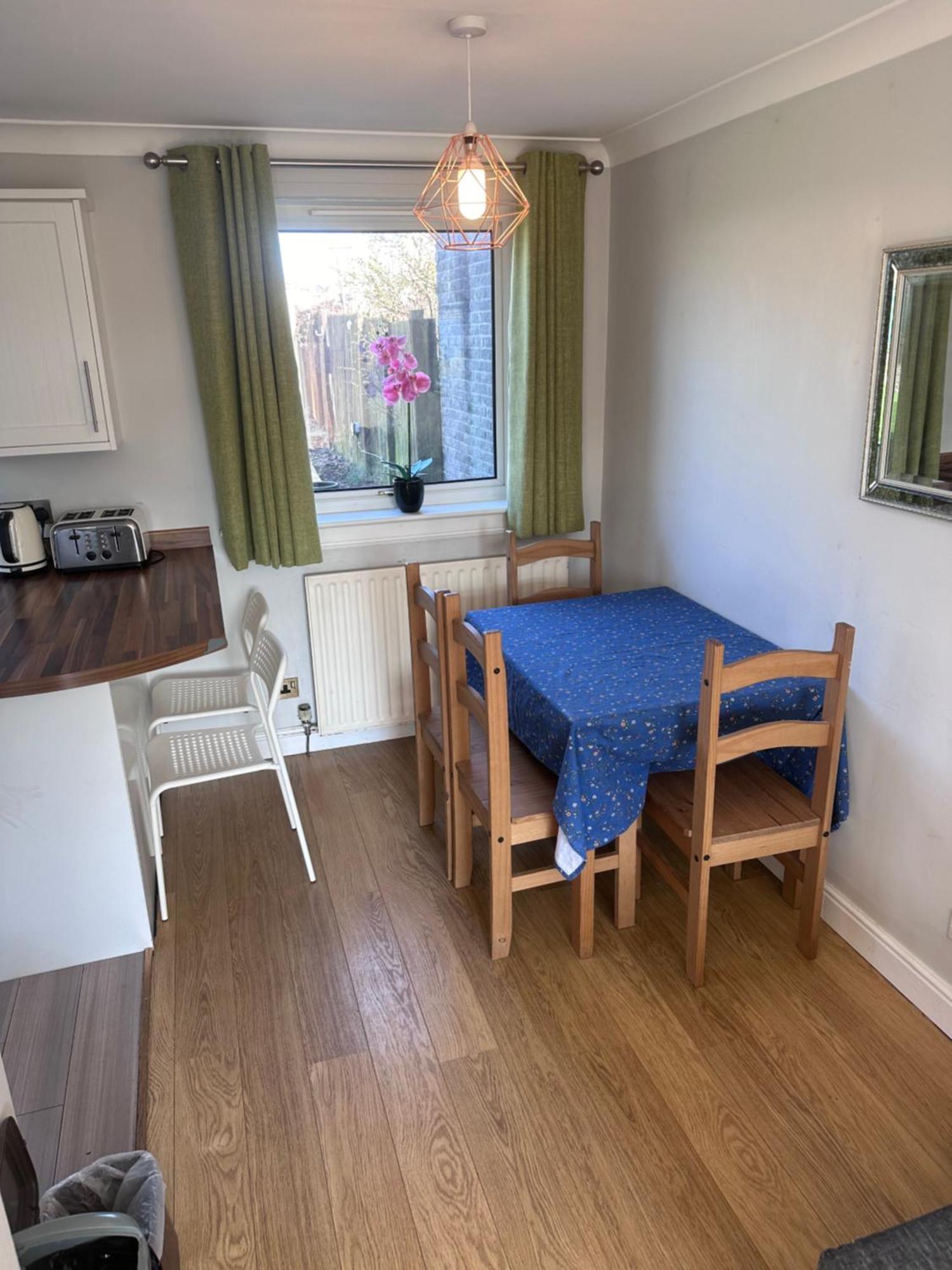 Holiday home Cosy Home With Free Parking Near Edinburgh St Andrews M90 & Amazon *